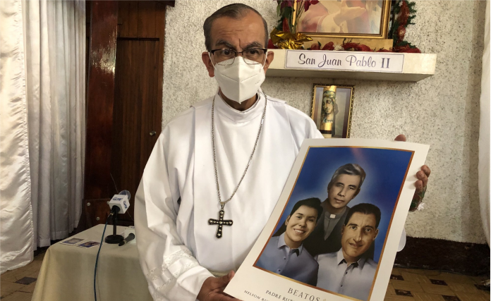 Gregorio Rosa Chávez, Cardenal de El Salvador, sostiene la imagen oficial de los nuevos beatos salvadoreños: Rutilio Grande, Nelson Rutilio Lemus y Manuel Solórzano. Foto: YSKL.
