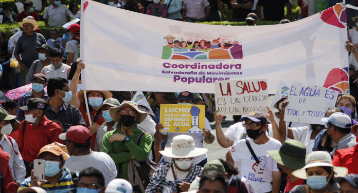 La Coordinadora de Movimientos Populares, participaron el domingo de la marcha convocada para conmemorar los Acuerdos de Paz.