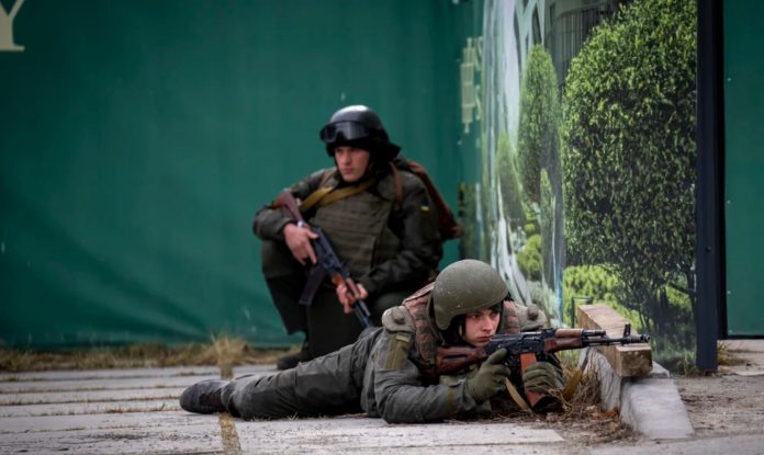 Soldados ucranianos en posición de combate en el centro de Kiev (AP Photo/Emilio Morenatti)