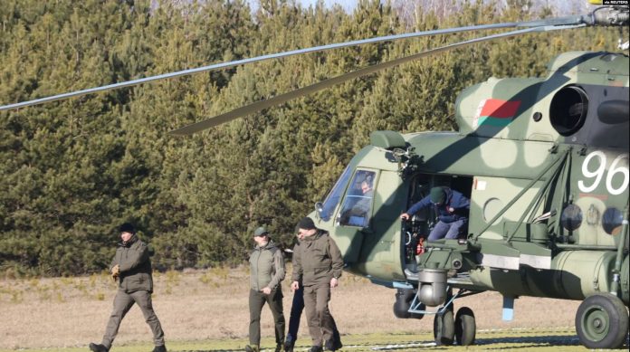 Miembros de la delegación ucraniana desembarcan de un helicóptero cuando llegan para conversar con representantes rusos en la región de Gomel, Bielorrusia, 28 de febrero de 2022. Sergei Kholodilin/BelTA/Foto vía REUTERS.