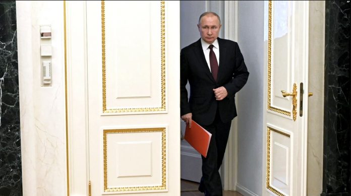 El presidente ruso, Vladimir Putin, ingresa a un salón para presidir una reunión del Consejo de Seguridad en Moscú, Rusia, el viernes 25 de febrero de 2022.