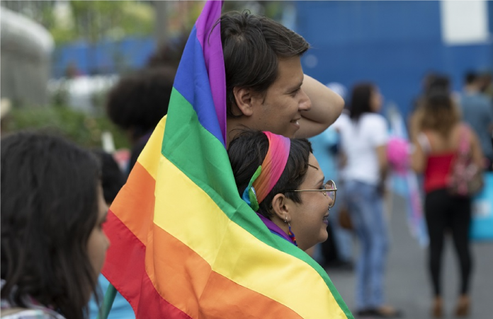 Activistas LGBTI marchan a la Asamblea Legislativa para exigir la aprobación de una Ley de Identidad de Género, que reconozca los nombres de los salvadoreños conforme a su orientación sexual. Foto: Cortesía.