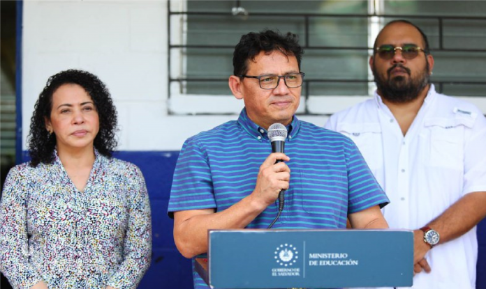 Mauricio Pineda (centro) Ministro Interino de Educación. Foto: Cortesía.