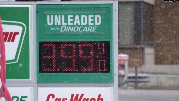 El precio de un galón de gasolina de grado regular se muestra en un letrero digital en una estación de servicio el miércoles 9 de marzo de 2022 en Denver. (Foto AP/David Zalubowski)