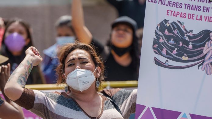 Activistas se manifiestan al margen de un evento que celebra una nueva ley denominada "Ley para la Protección de la Vida y la Familia", para protestar por la nueva ley en la Ciudad de Guatemala, el 9 de marzo de 2022. Activistas se manifiestan al margen de un evento que celebra una nueva ley denominada "Ley para la Protección de la Vida y la Familia", para protestar por la nueva ley en la Ciudad de Guatemala, el 9 de marzo de 2022.