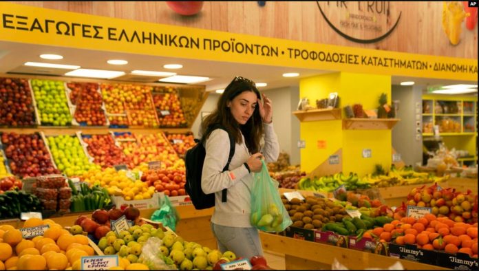 ARCHIVO - La entrenadora personal Antonia Kalantzi, de 38 años, compra en un supermercado en Atenas, el 16 de febrero de 2022.