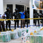 Policía y Fuerza Armada incautan cargamento de drogas en aguas territoriales de Usulután.