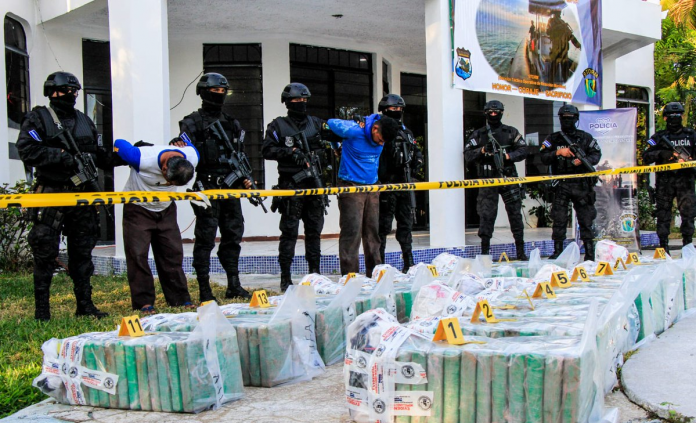 Policía y Fuerza Armada incautan cargamento de drogas en aguas territoriales de Usulután.