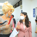 «Lady Drag», activista, conversa con la Diputada Claudia Ortíz, para darle iniciativa de ley a una propuesta para prohibir la reelección presidencial en la Constitución.