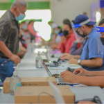 Ministerio de Educación entrega computadoras a estudiantes del sector público. Foto: Cortesía.