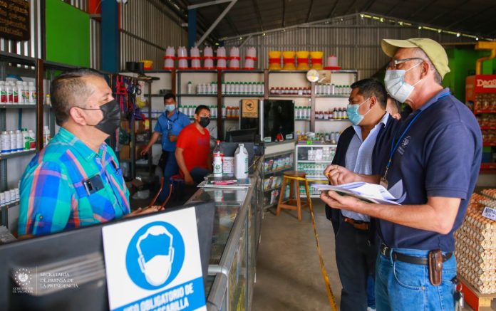 Defensoría del Consumidor realiza inspecciones en establecimientos que venden insumos agrícolas. Foto: Cortesía.