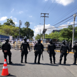 Policías aguardan en el portón sur de la Asamblea Legislativa, por marcha de ambientalistas que exigen derogar la Ley de Recursos Hídricos.