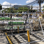 Policías aguardan en el portón sur de la Asamblea Legislativa, por marcha de ambientalistas que exigen derogar la Ley de Recursos Hídricos.
