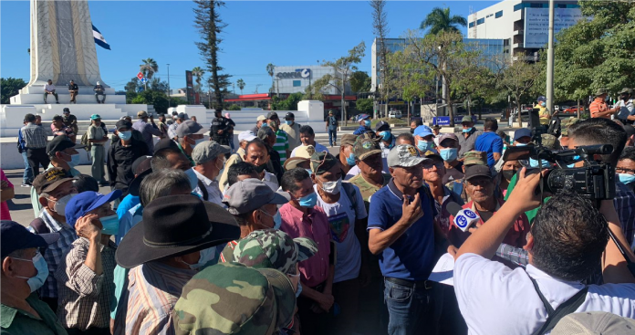 Veteranos de guerra exigen al Gobierno el pago de la indemnización y aumentar la pensión. Foto: YSKL.} Veteranos de guerra exigen al Gobierno el pago de la indemnización y aumentar la pensión. Foto: YSKL.}
