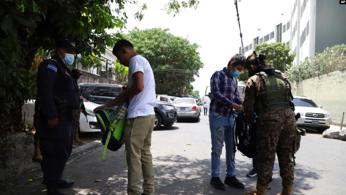 Soldados revisan las mochilas de residentes del barrio San José del Pino en Santa Tecla (El Salvador), el 6 de abril del 2022. Foto AP.
