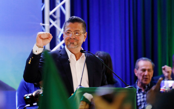 El presidente electo de Costa Rica, Rodrigo Chaves, celebra los resultados de las elecciones junto a sus seguidores, este domingo.