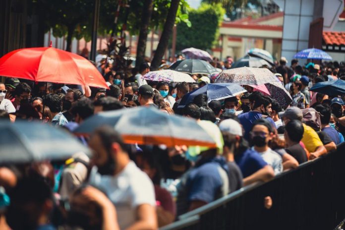 Fila para ingreso de evento de entretenimiento. Foto: Cortesía.