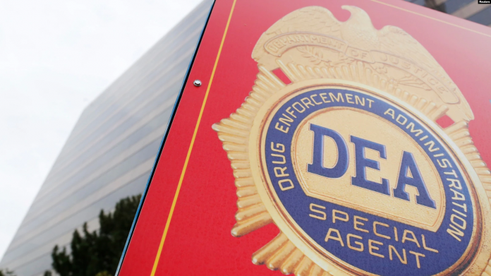 Un cartel con una insignia de la DEA marca la entrada al Museo de la Administración para el Control de Drogas (DEA) de EE. UU. en Arlington, Virginia. [Archivo]