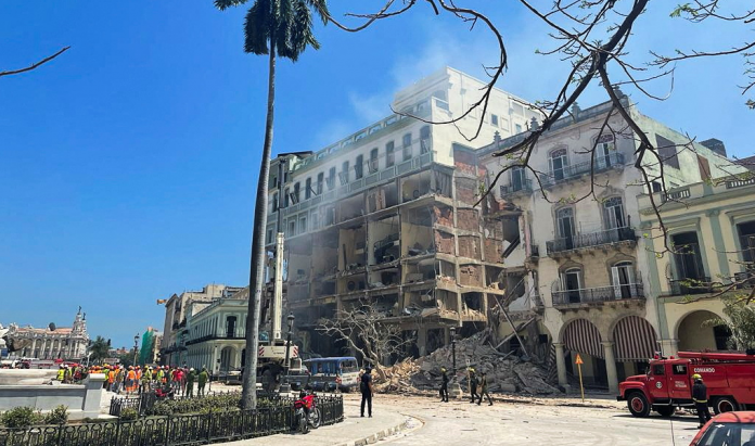 La explosión ocurrió alrededor de las 10:50 de la mañana de este viernes. La fotografías muestran daños en el edificio de viviendas situado en un lateral del hotel. [Foto: Reuters].