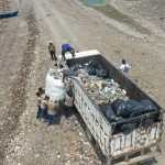 Ministerio de Medio Ambiente realiza jornada de limpieza en la zona de amortiguamiento del ANP Santa Bárbara, en el municipio de El Paraíso, Chalatenango, en conjunto con guardarrecursos, técnicos, y tren de aseo de la alcaldía de El Paraíso, para realizar una disposición final adecuada. Foto: Cortesía