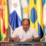 Oscar Alberto López Jerez, presidente de la CSJ, junto a las delegaciones internacionales, firma la declaración final en la clausura de la “XIV Conferencia Iberoamericana de Justicia Constitucional” en República  Dominicana.