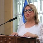 La magistrada de la Sala de lo Constitucional y Coordinadora del Servicio Nacional de Facilitadores Judiciales (SNFJ), Elsy Dueñas, juramentó a nueve facilitadores del Juzgado de Paz de Comalapa, Chalatenango. Foto: Cortesía.