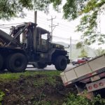 Grúa de la Fuerza Armada remolca un camión accidentado en la carretera Panamericana. Foto: Cortesía.