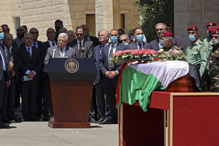 El presidente palestino Mahmud Abbas se despide de la veterana periodista de Al-Jazeera Shireen Abu Akleh durante un funeral de estado en la sede presidencial en la ciudad cisjordana de Ramallah, el 12 de mayo de 2022.