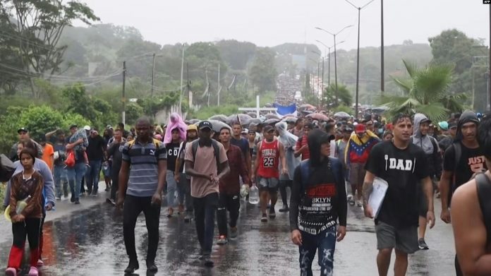 Miles de migrantes parten de la ciudad de Tapachula, en el sur de México, con la intención de llegar a Estados Unidos, donde comenzó la Cumbre de las Américas con el tema migratorio en la agenda.