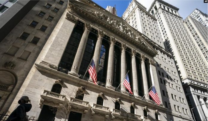 ARCHIVO - Un peatón pasa frente a la Bolsa de Valores de Nueva York, el 24 de enero de 2022, en Nueva York, EEUU.