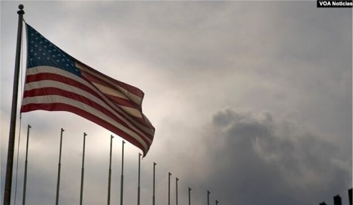 ARCHIVO - La bandera estadounidense ondea en la embajada norteamericana en La Habana, Cuba.