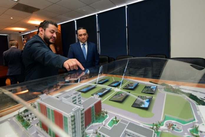 El Ministro de Obras Públicas, Romeo Herrera (izquierda) muestra al Fiscal General, Rodolfo Delgado un diseño de las nuevas oficinas centrales de la Fiscalía. Foto: MOP.