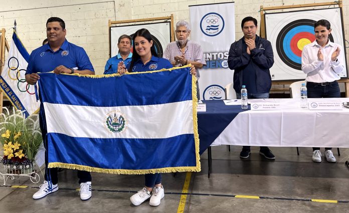 El Comité Olímpico de El Salvador entregó el pabellón nacional a los arqueros que representarán al país en los Juegos Mundiales Birmingham 2022.