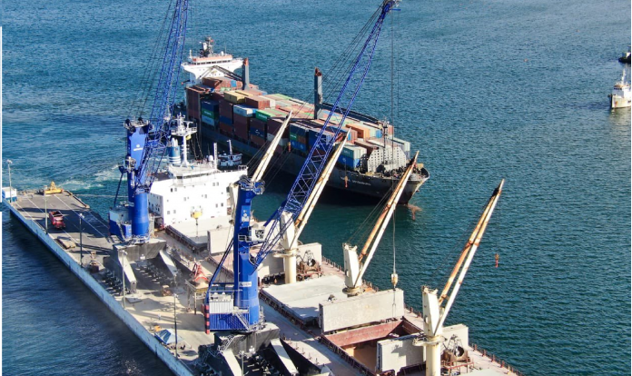 Operaciones en el Puerto de Acajutla. Foto: CEPA. Operaciones en el Puerto de Acajutla. Foto: CEPA.