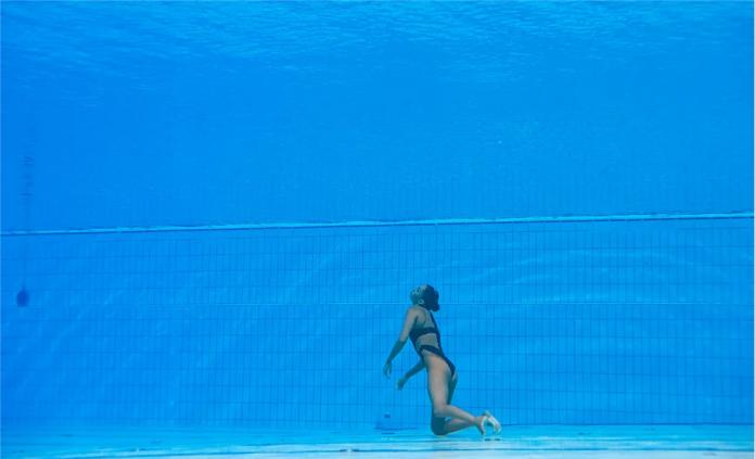 La nadadora estadounidense se desmayó y se sumergió al fondo de la pileta (AFP)