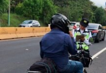 Entran en vigencia nuevos elementos de seguridad para conducir: ¿Qué deben tomar en cuenta los motociclistas y conductores? Motociclista. Foto: YSKL.