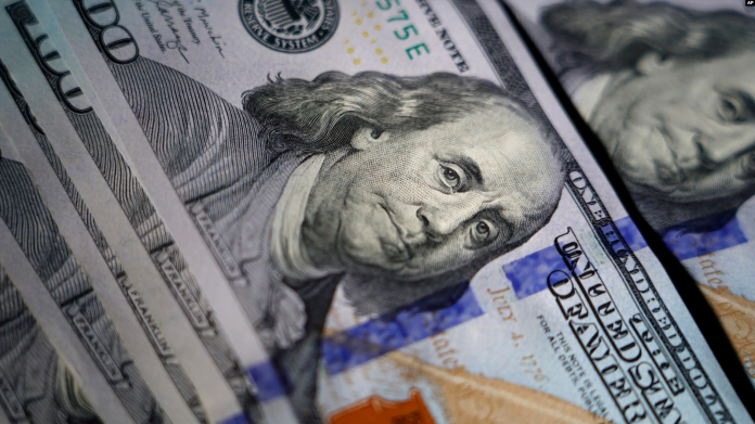 ARCHIVO - La imagen de Benjamin Franklin se ve en billetes de 100 dólares estadounidenses, en Marple Township, Pensilvania, el 14 de julio de 2022.
