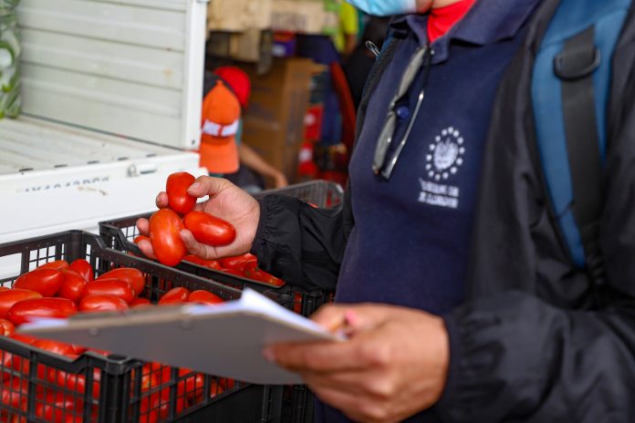 Autoridades de la Defensoría del Consumidor desarrollan inspecciones en mercados y establecimientos que venden tomates. Foto: Ministerio de Agricultura.