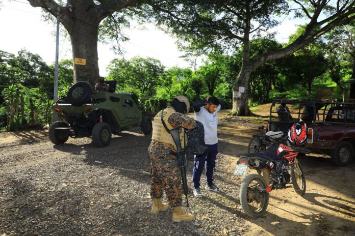 En Soyapango, miembros de la Fuerza Armada, apoyados con la tecnología de los vehículos YAGU, continúan con las requisas en busca de ilícitos o sospechosos de atentar contra la vida de los tres agentes policiales. Foto: Cortesía.