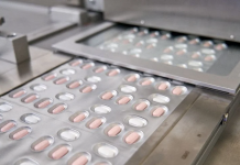 INQUIFAR: Industria farmacéutica mantiene estabilidad sin alzas ni escasez de insumos “La FDA reconoce el importante papel que los farmacéuticos han jugado y continúan jugando en la lucha contra esta pandemia”, dijo Patrizia Cavazzoni, directora del Centro de Evaluación e Investigación de Medicamentos de la FDA (Pfizer/entrega vía Reuters)