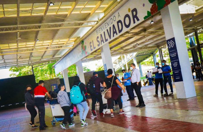 Salvadoreños salen de la Terminal Aérea del Aeropuerto San Óscar Arnulfo Romero y Galdámez. Foto: Cortesía.