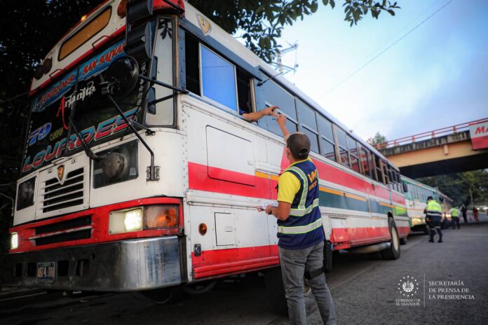 Un inspector del VMT pide a un conductor de transporte público sus documentos para circular. Foto: Cortesía. Un inspector del VMT pide a un conductor de transporte público sus documentos para circular. Foto: Cortesía.
