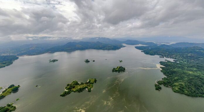 Instituciones de Gobierno trabajan en remover al menos 70 toneladas de plástico en el Embalse Cerrón Grande. Foto: Cortesía. Instituciones de Gobierno trabajan en remover al menos 70 toneladas de plástico en el Embalse Cerrón Grande. Foto: Cortesía.