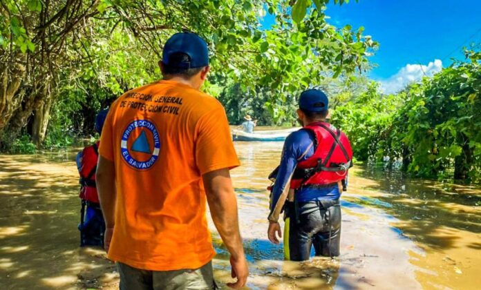 El personal del Sistema Nacional de Protección Civil mantiene un dispositivo de rescate y evacuación en Puerto Parada, Usulután por la Tormenta Tropical Julia. Foto: Cortesía.