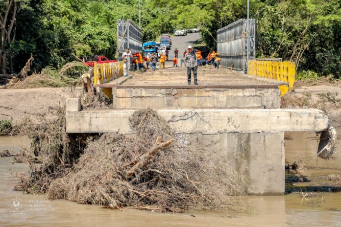 El puente Titihuapa era la principal calle de conexión entre los municipios de Dolores, Cabañas con San Ildelfonso, San Vicente. La infraestructura colapsó por el caudal del río con la Tormenta Tropical Julia. Foto: Cortesía.