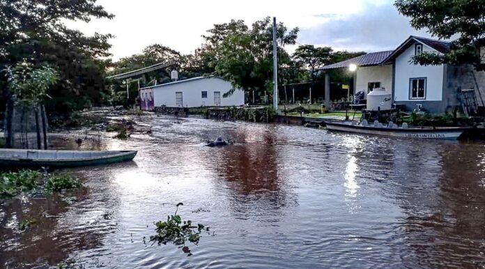 Las familias que habitan en la zona de Olomega, en El Carmen, La Unión, también resultaron afectadas por inundaciones ante la crecida de la laguna. La Tormenta Tropical Julia dejó al menos 2,000 evacuados. Foto: Cortesía.