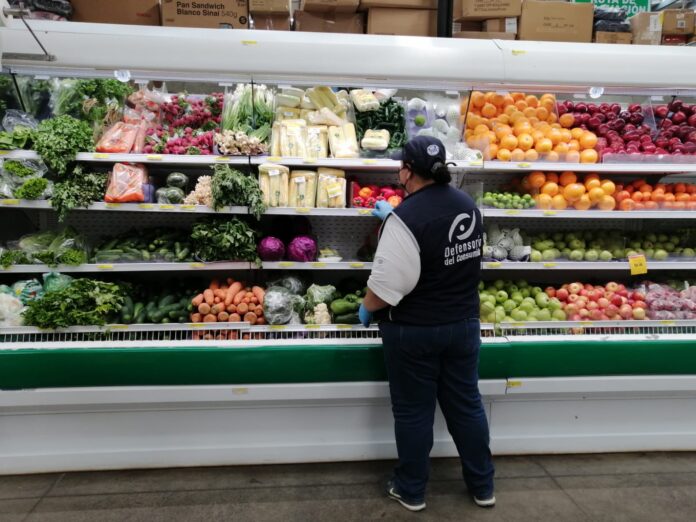 Un inspector de la Defensoría del Consumidor verifica precios de alimentos luego de que el Ministerio de Agricultura reportara daños en cultivos por la Tormenta Tropical Julia. Foto: Cortesía. Un inspector de la Defensoría del Consumidor verifica precios de alimentos luego de que el Ministerio de Agricultura reportara daños en cultivos por la Tormenta Tropical Julia. Foto: Cortesía.