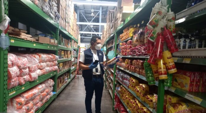 Un inspector de la Defensoría del Consumidor verifica precios de alimentos luego de que el Ministerio de Agricultura reportara daños en cultivos por la Tormenta Tropical Julia. Foto: Cortesía.