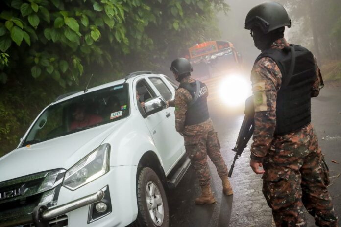 Efectivos de la Fuerza Armada verifican conductores que intentan ingresar a Comasagua, tras la instalación de un cerco que busca detener a pandilleros de la MS. Foto: Cortesía.