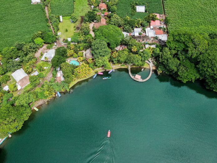 Parque Recreativo Laguna de Apastepeque, San Vicente, uno de los centros turísticos administrado por el ISTU, más visitados por la población del oriente del país. Foto: Cortesía. Parque Recreativo Laguna de Apastepeque, San Vicente, uno de los centros turísticos administrado por el ISTU, más visitados por la población del oriente del país. Foto: Cortesía.